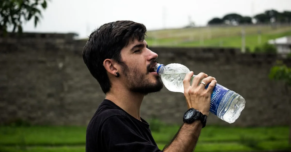 GPT-4 gasta até 3 garrafas de água a cada 100 palavras geradas, diz estudo